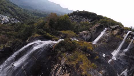 fpv drone shot sumergirse en una cascada cámara de acción en cámara lenta de 90 fps