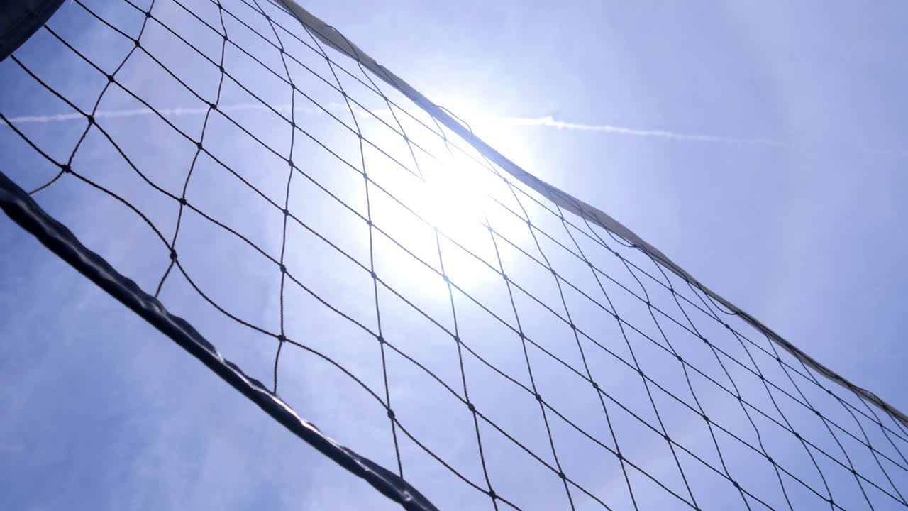 red de voleibol en la cancha de tierra bajo el calor del sol. disparo de cerca. hermosas imágenes en la playa.