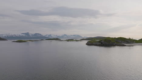 Serena-Escena-De-La-Naturaleza-ártica-Del-Archipiélago-De-Sommaroya,-Isla-De-Verano