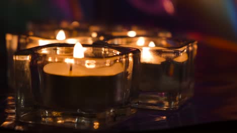 las velas encendidas en recipientes de vidrio
