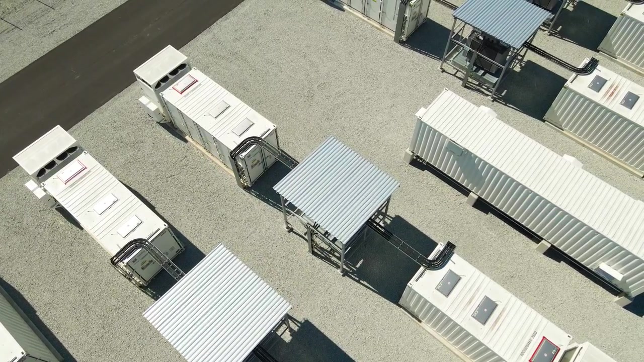Installatie voor energieopslag met batterijen op industriële schaal met grote containermodules voor het opslaan van hernieuwbare energie, die de toekomst van duurzame groene elektriciteit en smart grid-technologie vertegenwoordigt