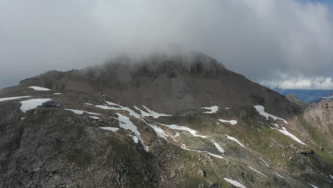 Antenne-Der-Wolken,-Die-über-Den-Felsigen-Berggipfel-Rollen