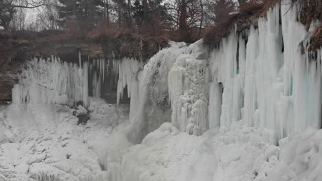 Frozen-waterfall-in-Minnesota-during-winter-time