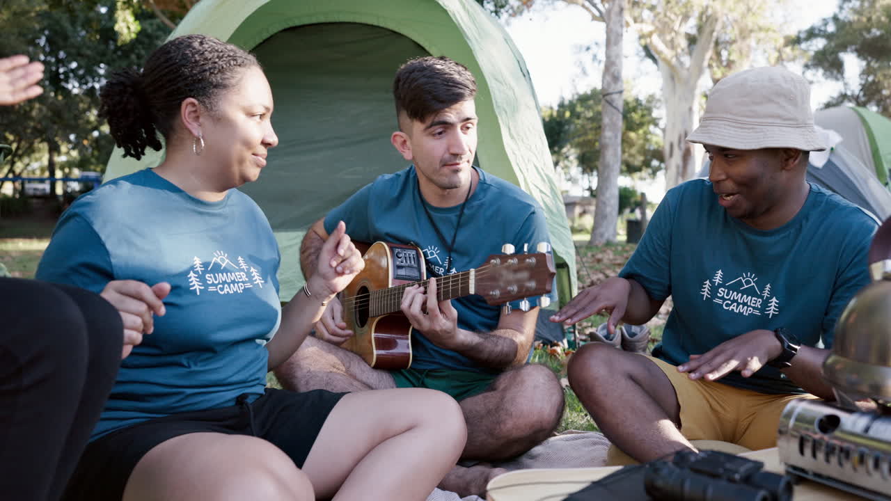 guitarra, baile y acampar con un grupo de voluntarios