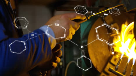 animación de la fórmula química sobre el científico caucásico calentando la muestra en el laboratorio