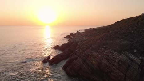 Video-De-Hermosa-Vista-Del-Atardecer-Sobre-La-Costa-Rocosa.