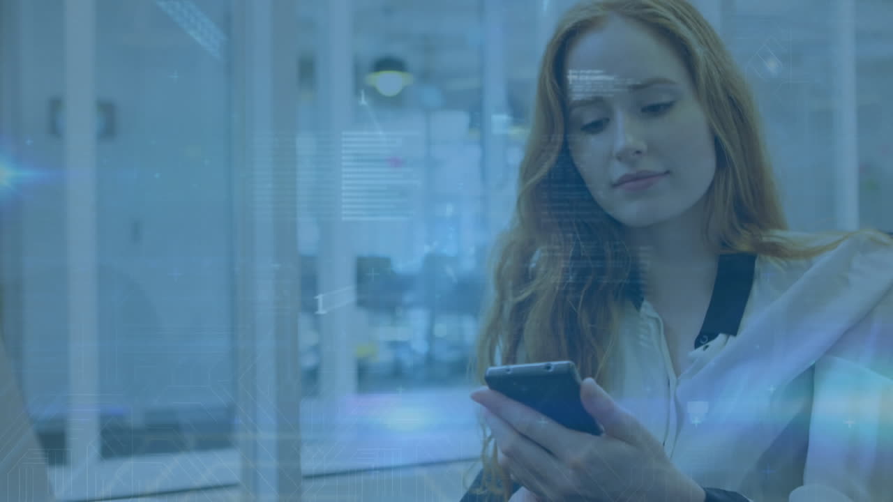 animación del procesamiento de datos contra una mujer caucásica que usa un teléfono inteligente en la oficina