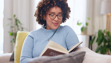 conocimiento, libro y mujer leyendo en un sofá