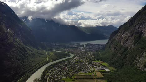 Das-Dorf-Sunndalsora-Liegt-An-Der-Mündung-Des-Flusses-Driva-Am-Anfang-Des-Sunndalsfjords.-Schöne-Natur-Norwegen-Naturlandschaft.