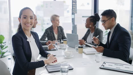 Una-Joven-Empresaria-En-Una-Reunión