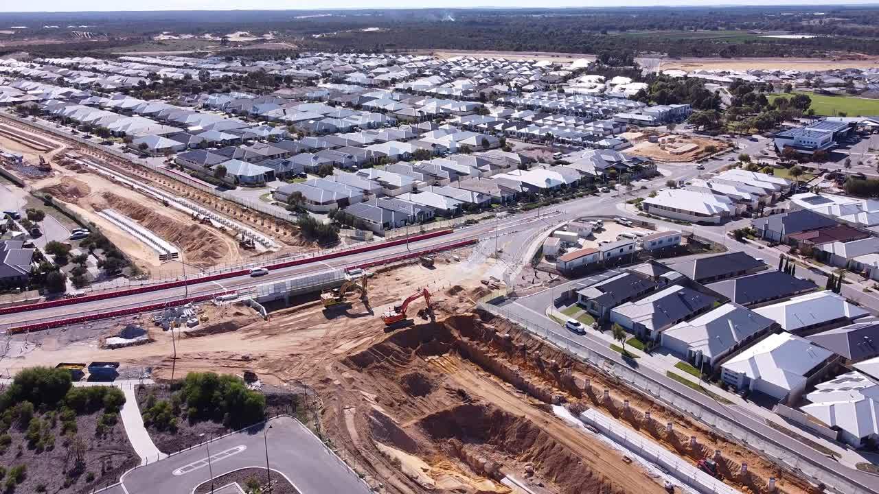 vista aérea inclinada hacia abajo sobre el sitio de construcción de la carretera sobre el ferrocarril en el paseo marítimo de santorini, butler perth