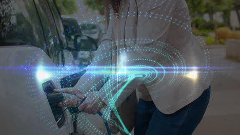 mujer cargando un coche eléctrico con escaneo de alcance y brillante
