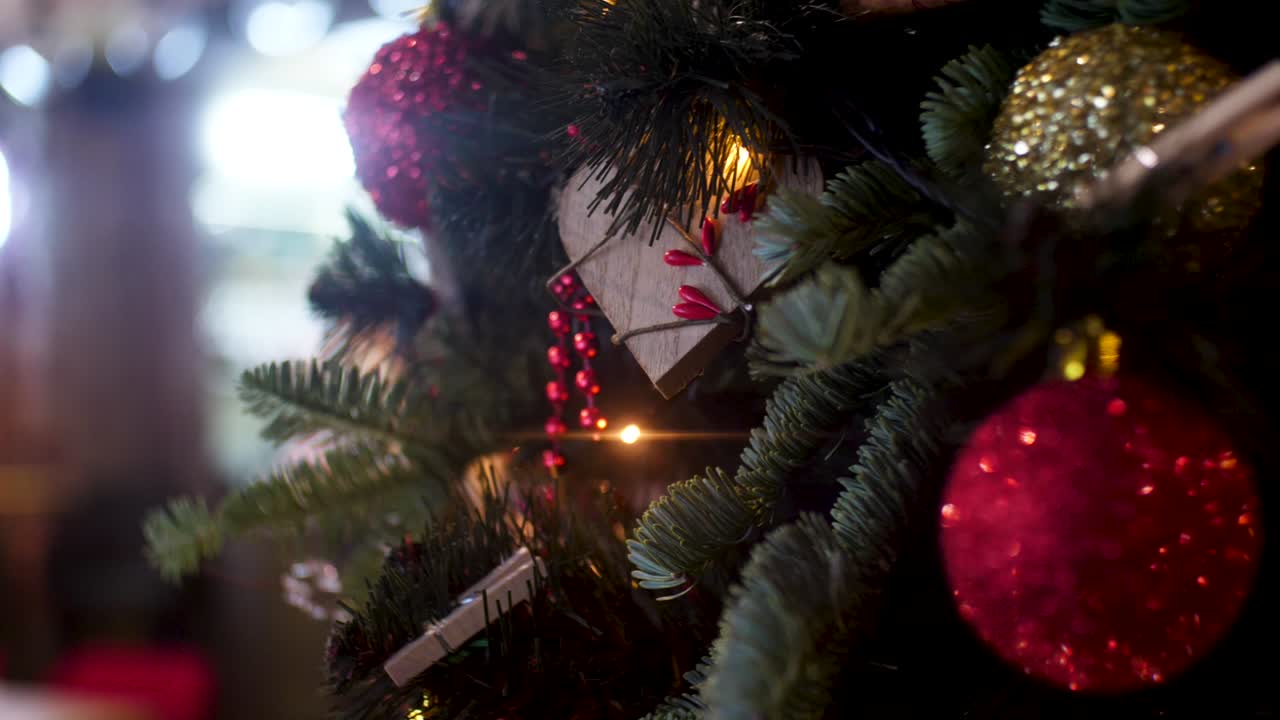 cerca de un árbol de navidad con adornos