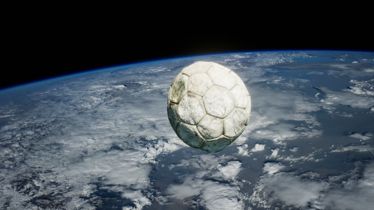 vieja pelota de fútbol en el espacio en órbita terrestre