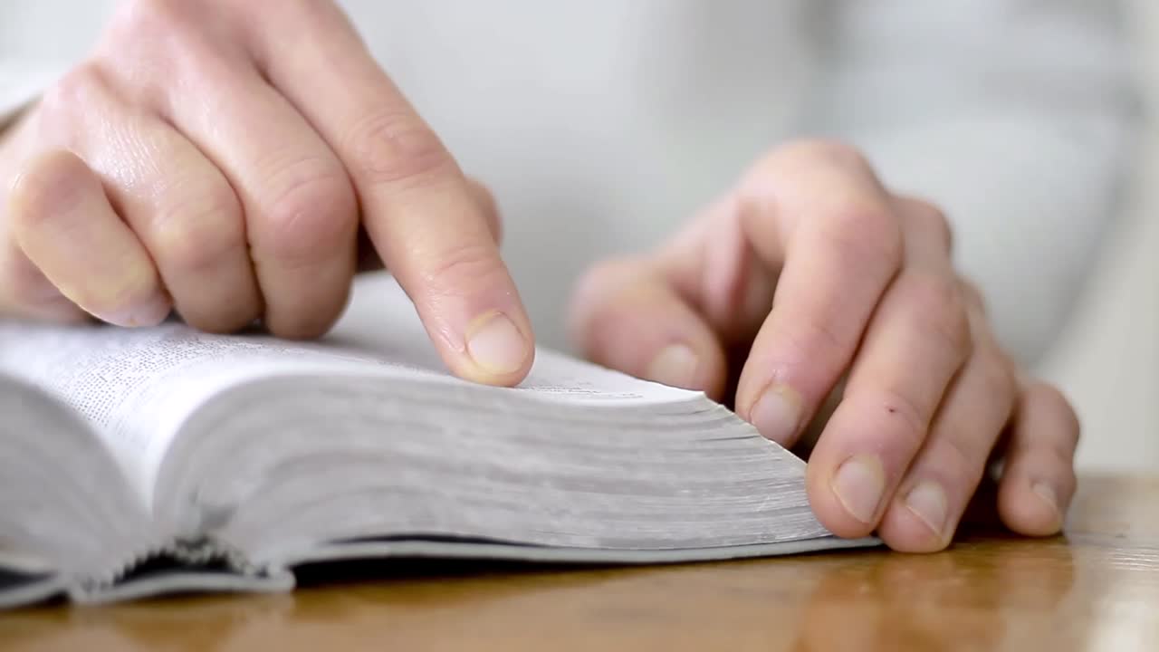 pregare a dio con la bibbia su sfondo bianco con la gente stock video stock footage
