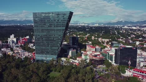 Vía-Lateral-Panorámica-De-La-Torre-De-Los-Virreyes-En-Un-Soleado-Día-De-Otoño-En-La-Ciudad-De-México