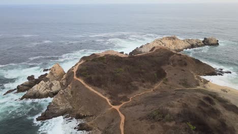 Tire-Hacia-Atrás-Sobre-Punta-Cometa,-Con-Vista-A-Los-Acantilados,-En-Oaxaca,-México