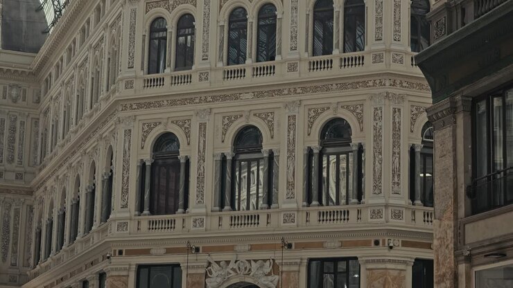 Facciata ornata della Galleria Umberto, Napoli.