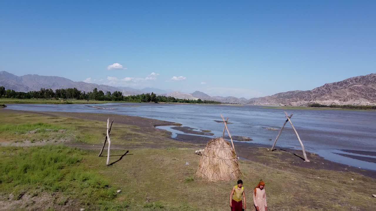 선박 을 내리는 크레인
