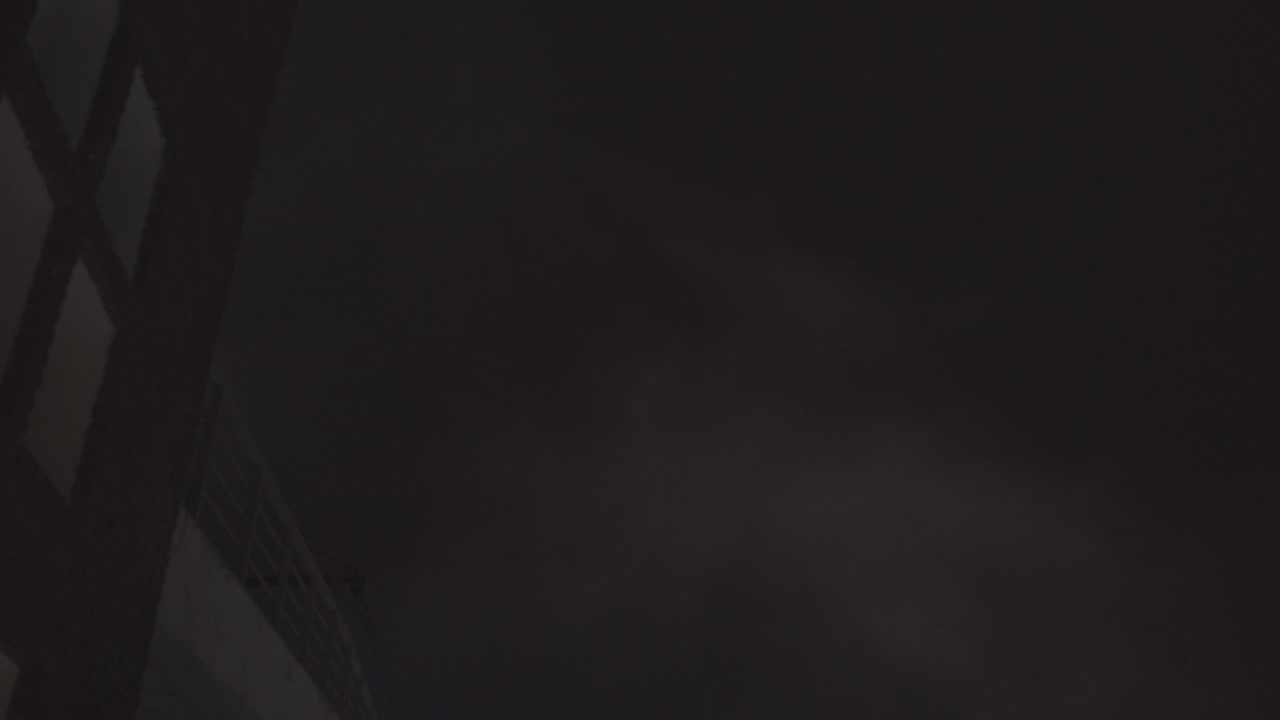 прекрасный снимок дождливой погоды и грома в темном небе