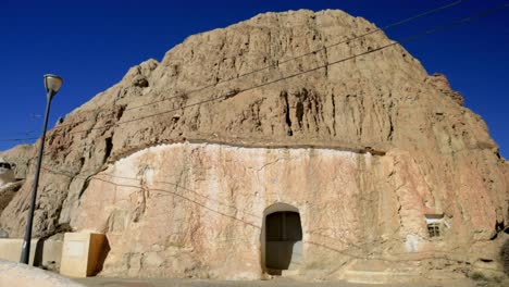 Guadix-Haus-Mit-Haustür-In-Den-Bergen-Als-Höhle-Integriert