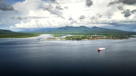 Los-Barcos-Navegan-Por-Una-Fuerte-Corriente-En-El-Puerto-De-Ferry-De-Gilimanuk,-Bali.