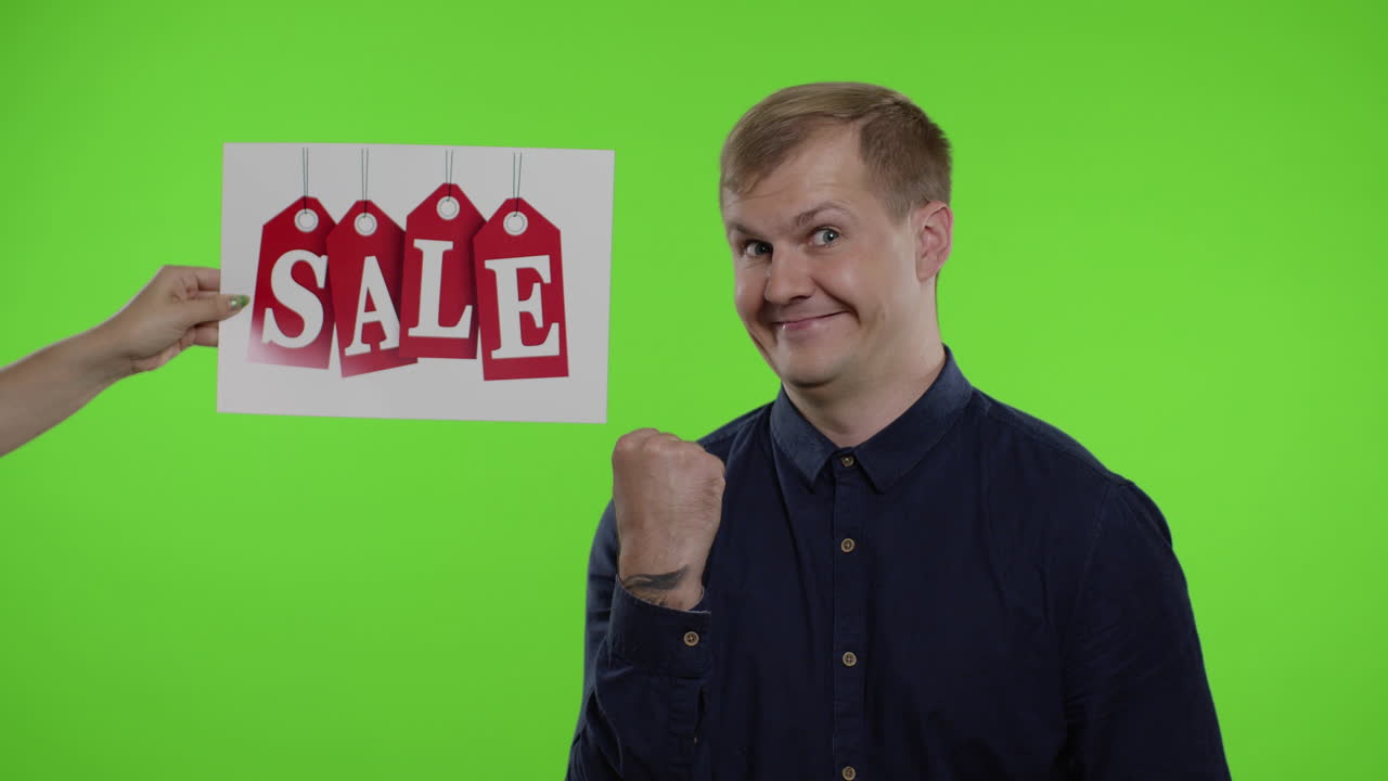 웃는 남자 에 판매 단어가 나타납니다. 엄지손가락을 보여주는 남자. 블랙 프라이데이에 쇼핑