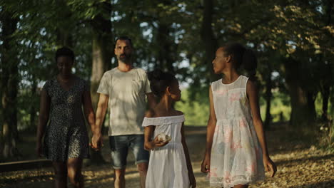 familia caminando en un parque