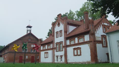 Ehemaliges-Bedienstetenhaus-Im-Gutshof-Hugo-Scheu-In-Silute,-Litauen