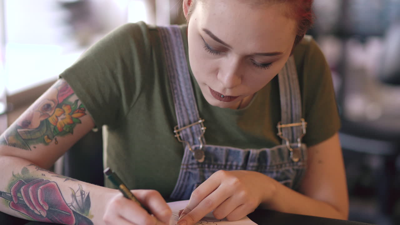 татуировщик проектирует татуировку