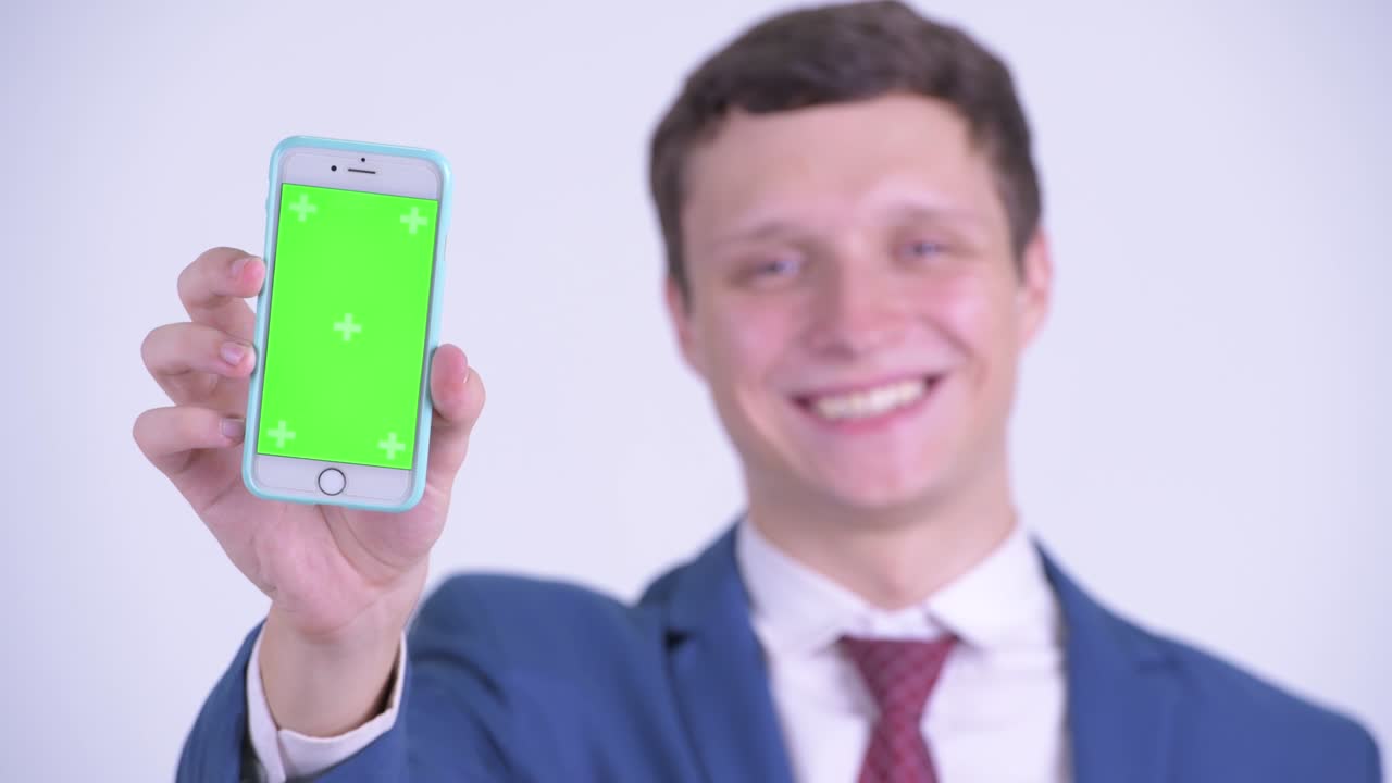 행복한 젊은 잘생긴 사업가와 전화