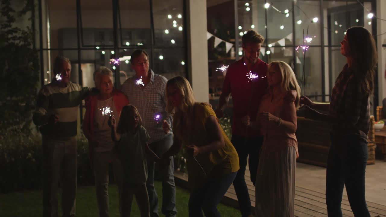 Lykkelig familie danser sammen