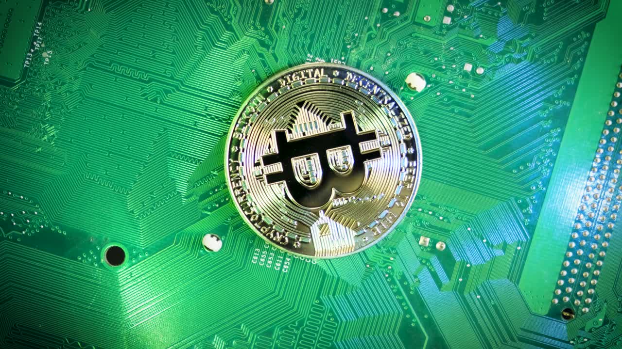 vista de arriba hacia abajo girando bitcoin de oro en la placa de computadora verde, ingresos pasivos al minar bitcoin