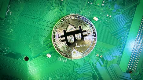 vista de arriba hacia abajo girando bitcoin de oro en la placa de computadora verde, ingresos pasivos al minar bitcoin