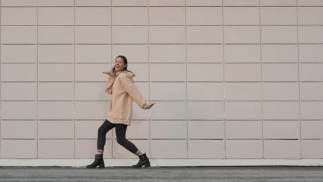 mujer caminando por una calle de la ciudad