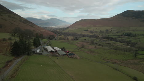 Volando-Sobre-El-Valle-Verde-Hacia-La-Granja-En-La-Campiña-Inglesa-Lago-Distict-Uk