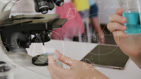 Animation-Mathematischer-Formeln-über-Einem-Schüler,-Der-Ein-Mikroskop-Verwendet