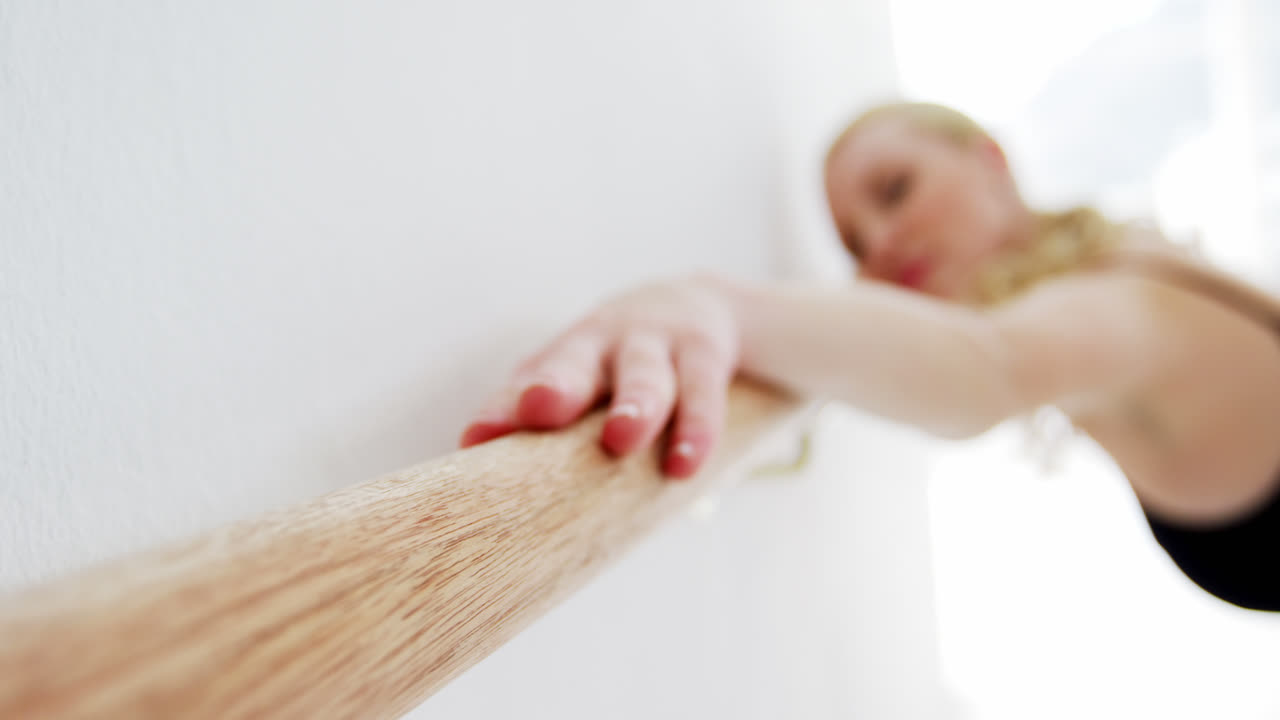 바레 에서 발레 춤 을 연습 하는 발레리나