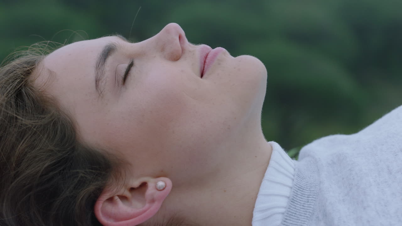 retrato de una mujer feliz acostada en la hierba disfrutando de una meditación pacífica descansando en la naturaleza explorando un estilo de vida despreocupado
