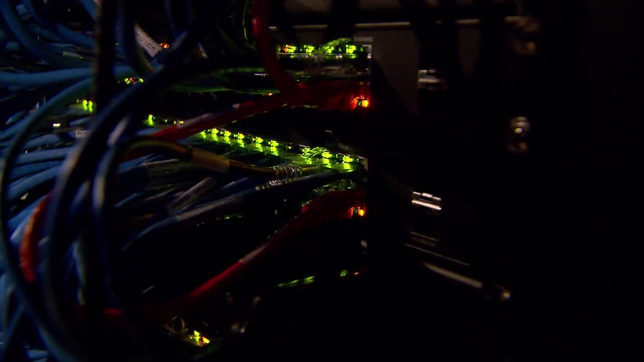 varios cables conectaron una computadora para piratear