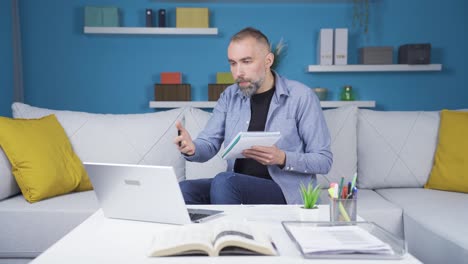 Hombre-Trabajador-De-Oficina-En-Casa-Haciendo-Videollamada.