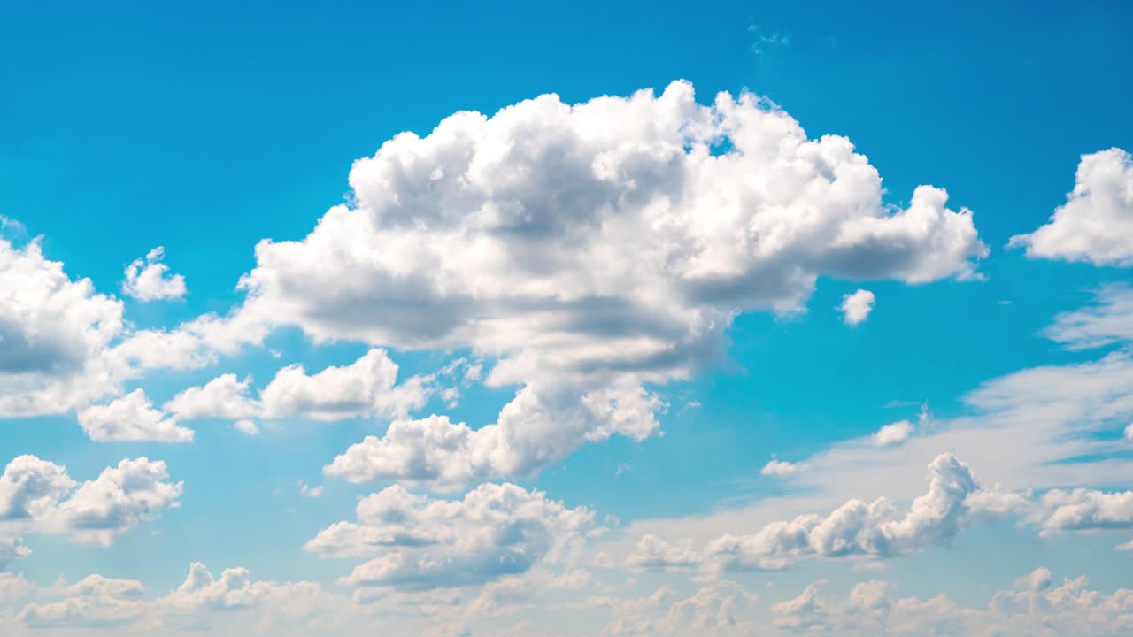 하 구름, 아름다운 파란 하늘, 은  구름: 여름에 푸른 하늘의 큐러스 구름의 시간 경과