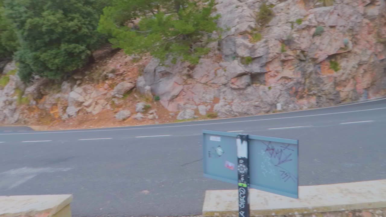 스페인 마요르카 산맥의 빈 도로와 터널의 외부 패닝 전망