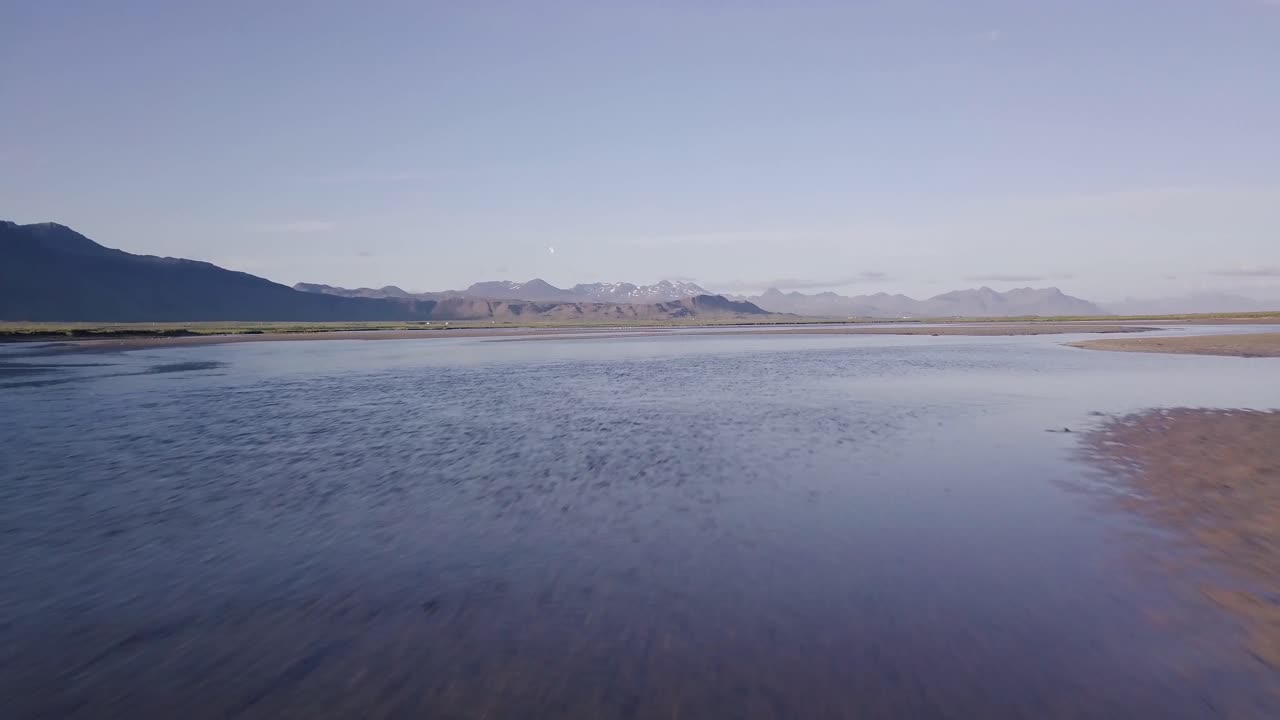 아이슬란드 스내펠스니스 반도에서 화창한 여름 동안 모래 강둑 위를 저공 비행