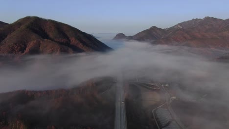 Una-Escena-De-Carretera-De-Otoño-Brumoso