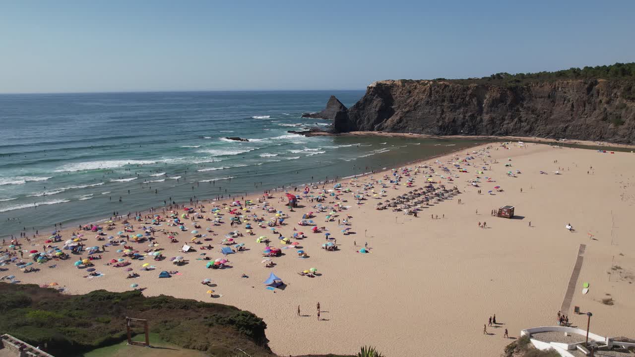vista aérea de un día soleado en una hermosa playa con acantilados en costa vicentina, alentejo, portugal