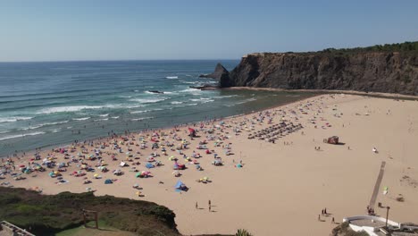 Vista-Aérea-De-Un-Día-Soleado-En-Una-Hermosa-Playa-Con-Acantilados-En-Costa-Vicentina,-Alentejo,-Portugal