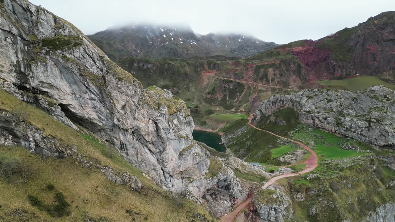 paisaje montañoso del parque nacional de somiedo en asturias, norte de españa - circunvalación aérea en 4k