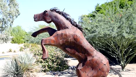 Escultura-De-Un-Gran-Caballo-De-Metal-En-La-Vista-De-Perfil-De-Las-Patas-Traseras