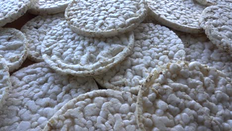 vista de cerca tortas de arroz rotativas hechas frescas